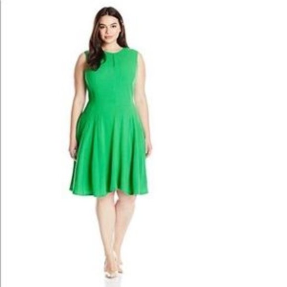 Taylor Woman Dresses & Skirts - 🍀 Taylor Woman Green Fit and Flare Dress